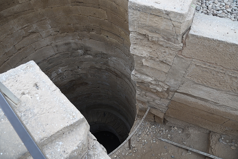 76 MAK_6404.jpg - Praticamente era un pozzo con una scala in modo che i sacerdoti, che erano incaricati di monitorare i nilometri, potessero scendere ed esaminare la situazione.